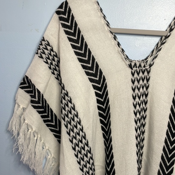 Patterned poncho - Picture 2 of 2